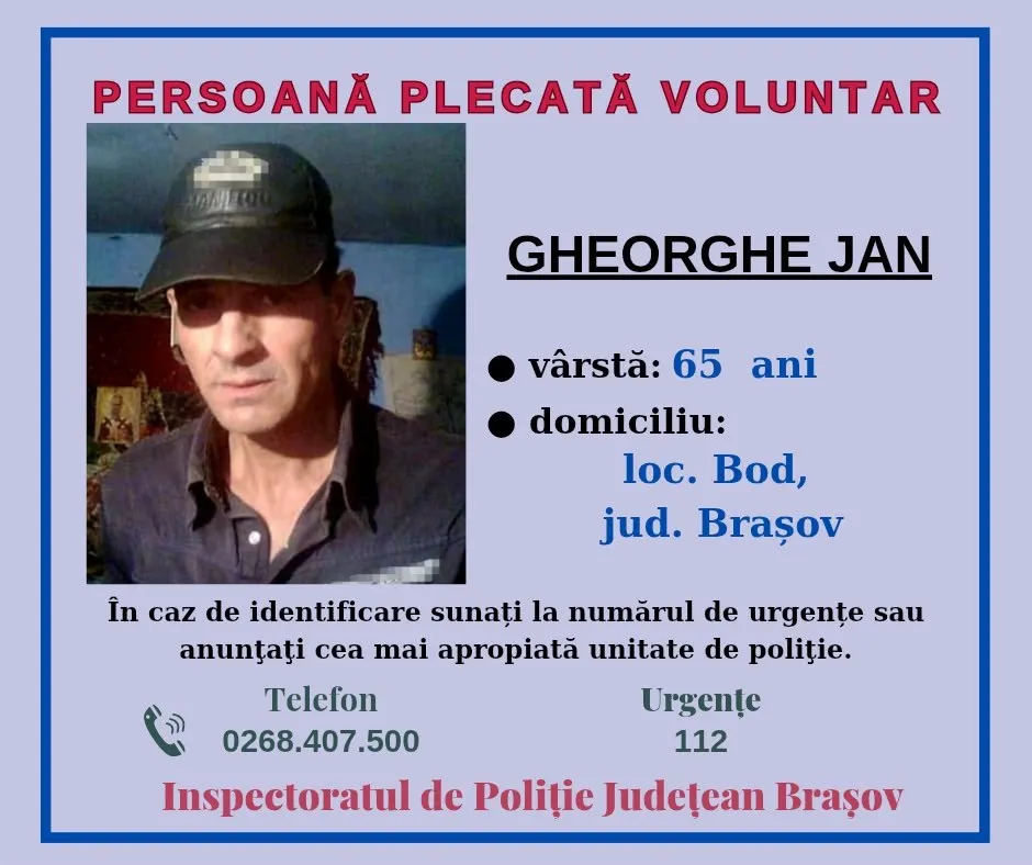 Un anunț cu fotografia unui bărbat purtând o șapă neagră, numele său, vârsta, domiciliul și numere de contact pentru identificare.