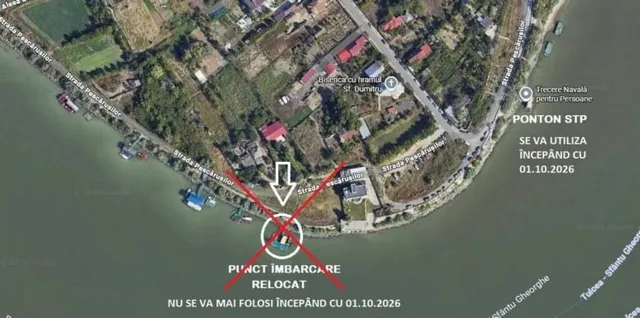 O vedere aeriană a unei zone rezidențiale de pe malul unui râu, cu o săgeată și un simbol X roșu suprapuse pe o porțiune de mal.