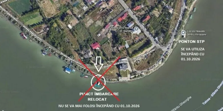 O vedere aeriană a unei zone rezidențiale de pe malul unui râu, cu o săgeată și un simbol X roșu suprapuse pe o porțiune de mal.