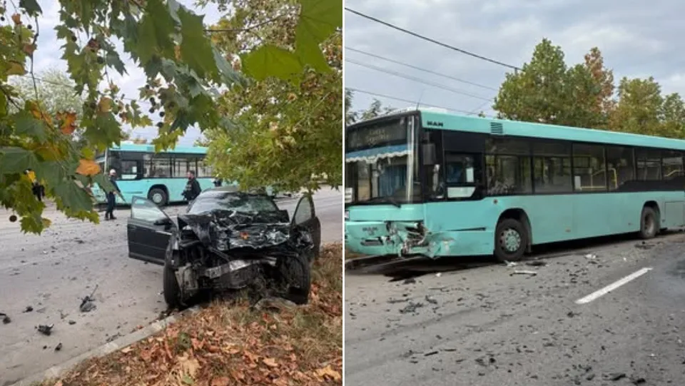 Un autobuz de culoare turcoaz și un autoturism negru distrus sunt situate pe o stradă lângă un trotuar cu frunze căzute.