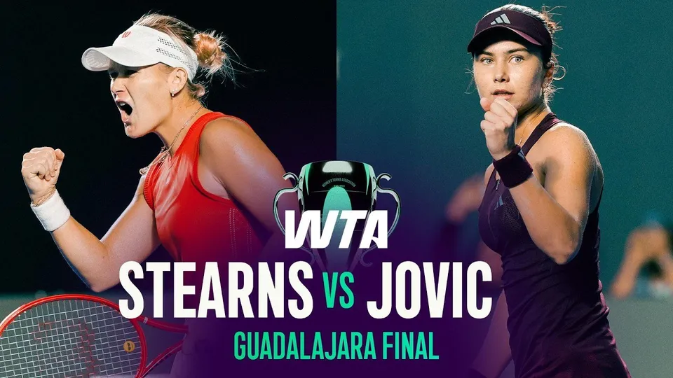 Două femei în ținute sportive de tenis sunt poziționate pe un fundal închis, având un text grafic suprapus în partea de jos.