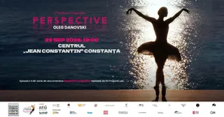 Silueta unei femei în costum de balet este surprinsă în poziție de dans pe un fundal de apă strălucitoare sub lumina soarelui.