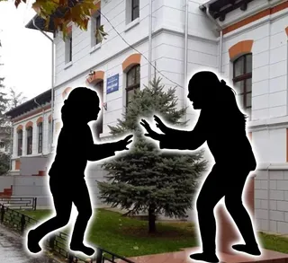 Două siluete negre de copii sunt suprapuse pe fundalul unei clădiri albe cu ferestre și un conifer.