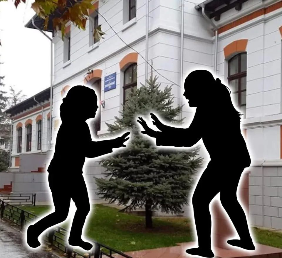 Două siluete negre de copii sunt suprapuse pe fundalul unei clădiri albe cu ferestre și un conifer.