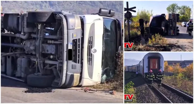 Un camion alb este răsturnat pe o parte lângă o cale ferată, în timp ce doi oameni în uniforme de protecție stau lângă un tren.