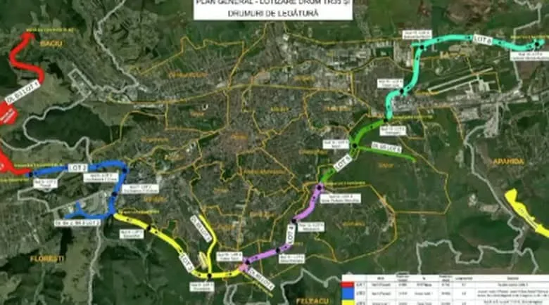 O hartă satelit de tip plan general prezintă trasee colorate pe mai multe loturi marcate cu linii de culori diferite pe un fundal urban și rural.