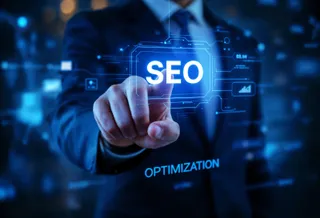 Un bărbat într-un costum închis la culoare atinge un ecran digital pe care apare textul SEO și OPTIMIZATION pe un fundal albastru.