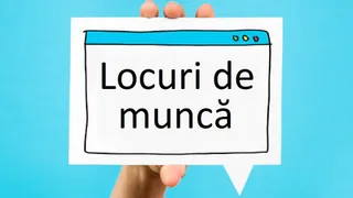 O mână ține un semn alb pe care este scris textul "Locuri de muncă" într-un cadru care seamănă cu o fereastră de browser.