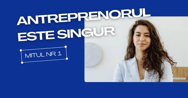 O femeie cu părul lung și ondulat poartă un sacou alb pe un fundal alb simplu.