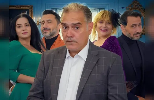 Cinci persoane sunt poziționate în grup, purtând haine colorate și costume, în fața unui fundal albastru cu elemente decorative aurii.