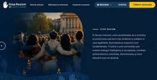 O captură de ecran a unui site web cu text alb pe fundal albastru și o imagine cu spatele unor persoane în fața unei clădiri mari.