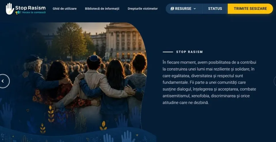 O captură de ecran a unui site web cu text alb pe fundal albastru și o imagine cu spatele unor persoane în fața unei clădiri mari.