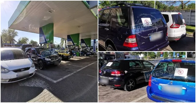 Mașini parcate la o stație de alimentare și vehicule cu autocolante albe pe caroserie sunt vizibile în imagini.