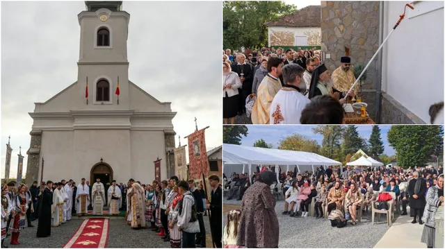Oamenii stau în fața unei clădiri albe cu un turn înalt, în timp ce un grup de persoane în haine albe și negre stă pe un drum roșu.