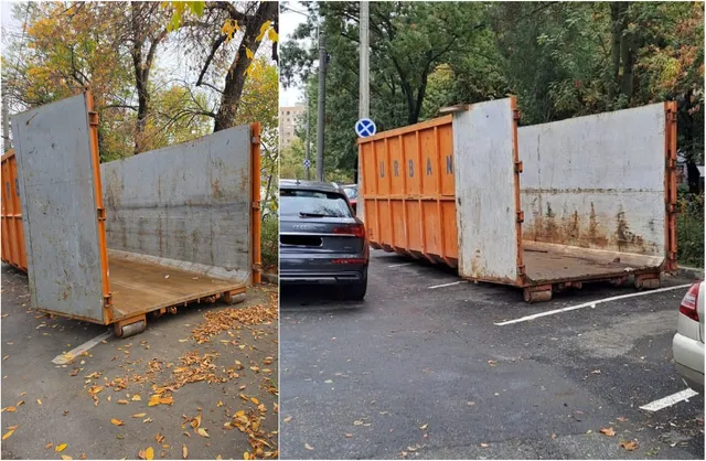 Două containere metalice portocalii și gri sunt amplasate pe un drum asfaltat lângă mașini și copaci.