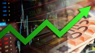 O săgeată verde în formă de zig-zag este suprapusă peste un ecran cu grafice financiare și bancnote de euro.