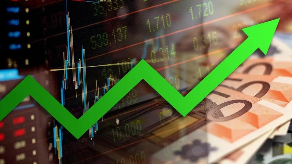 O săgeată verde în formă de zig-zag este suprapusă peste un ecran cu grafice financiare și bancnote de euro.