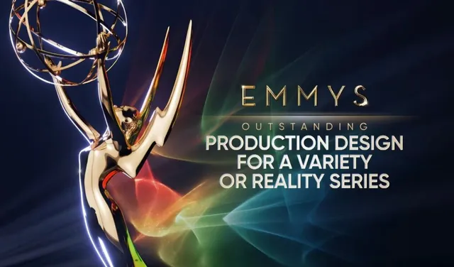 O statuetă aurie de premiu Emmy este prezentată pe un fundal colorat cu linii luminoase și textul despre designul de producție.