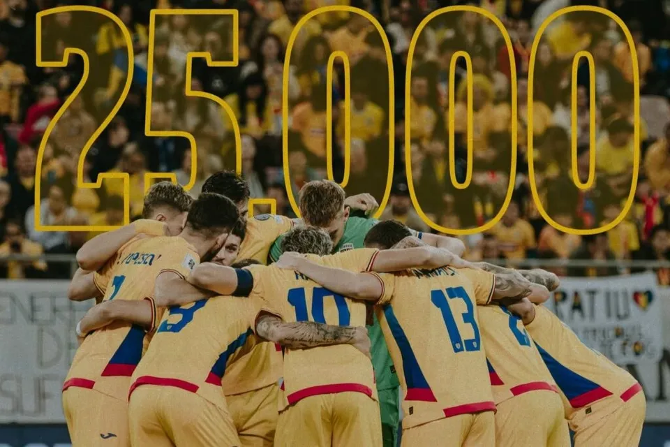 Un grup de sportivi îmbrăcați în echipamente galbene stau într-un cerc cu spatele, sub cifrele mari de culoare galbenă care indică numărul douăzeci și cinci de mii.