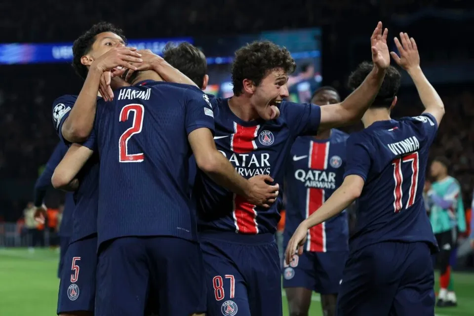 Jucătorii PSG-ului sărbătoresc un gol, îmbrăcați în tricoul albastru cu dungi roșii și albe, cu numere și sponsorul Qatar Airways vizibile pe spate.