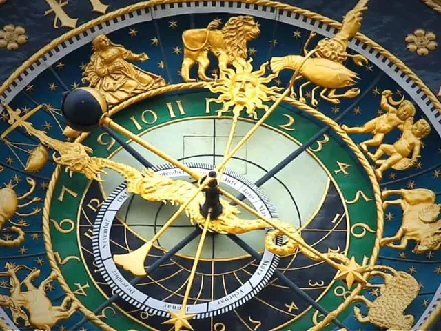 Ornamente aurii cu semne zodiacale înconjoară un ceas cu cifre și mâneci elaborate.