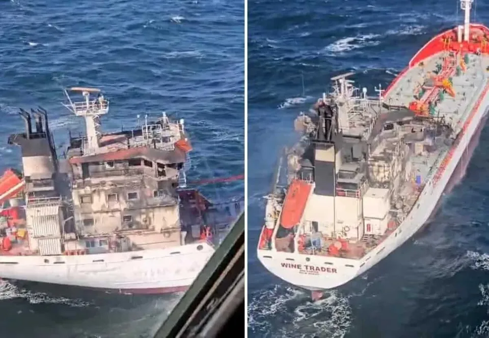 Două fotografii de sus arată două nave comerciale de culoare albă navigând pe un ocean cu valuri mici.