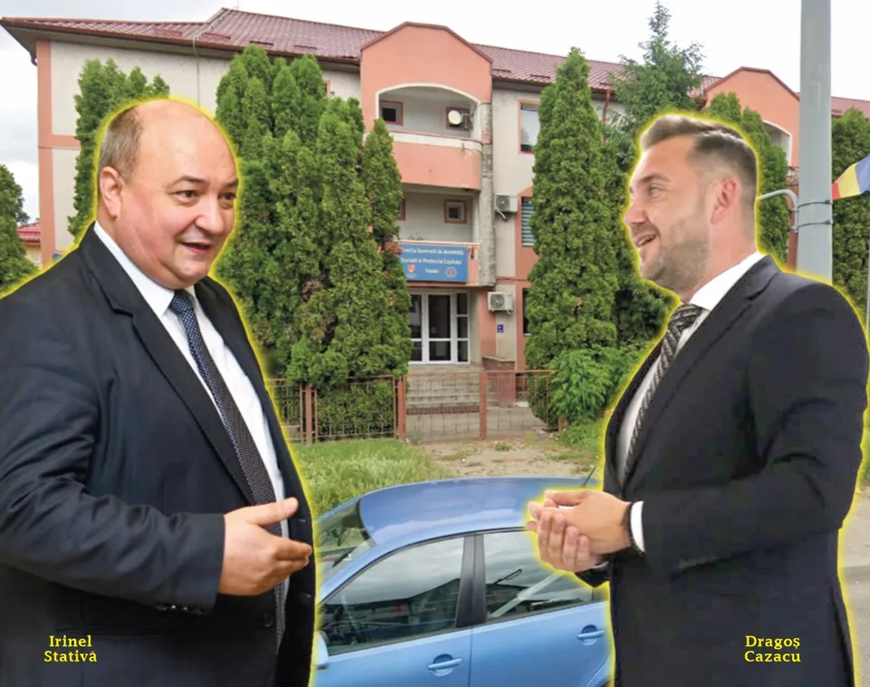 Un bărbat cu costum închis și cravată stă în fața unui vehicul albastru, privind spre un alt bărbat îmbrăcat într-un costum negru.