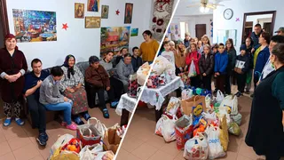 Un grup de copii și adulți stau în jurul unor mese cu pungi și coșuri pline cu diverse produse alimentare într-o încăpere iluminată.
