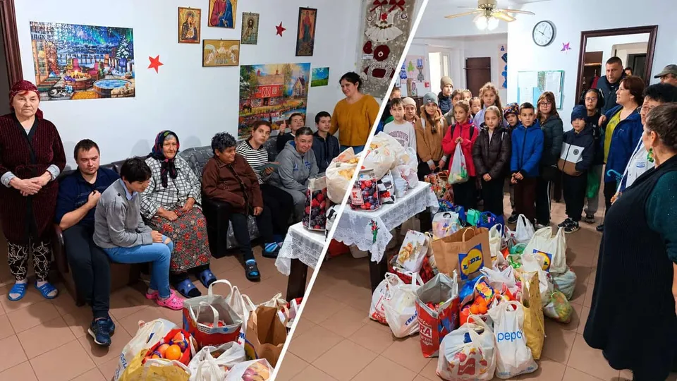 Un grup de copii și adulți stau în jurul unor mese cu pungi și coșuri pline cu diverse produse alimentare într-o încăpere iluminată.