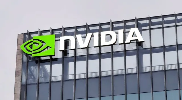 Un semn cu textul NVIDIA și un logo verde sunt montate pe fațada unei clădiri cu ferestre mari de sticlă.