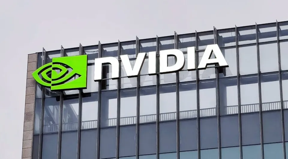 Un semn cu textul NVIDIA și un logo verde sunt montate pe fațada unei clădiri cu ferestre mari de sticlă.