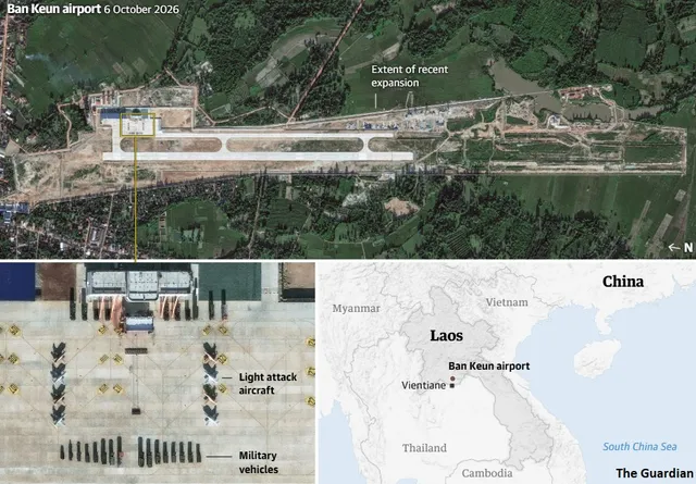 Imagine satelitară a unui aeroport cu o pistă lungă, avioane mici și vehicule aliniate pe asfalt, lângă o hartă a Indochinei.