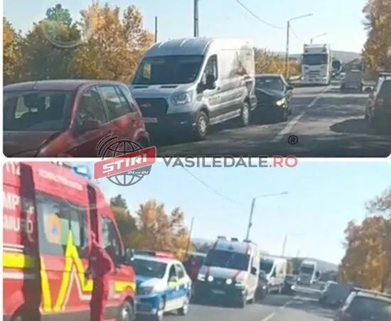 Două imagini arată mai multe vehicule, inclusiv un van alb, mașini de culori diferite și ambulanțe, pe o porțiune de drum asfaltat.