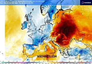 O hartă meteorologică a Europei prezintă anomalii de temperatură prin utilizarea unor culori de la albastru la maro închis pe un fundal geografic.