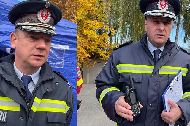 Un bărbat în uniformă de serviciu cu șapcă și un alt bărbat în uniformă cu șapcă ținând o stație radio și un dosar cu clipboard.