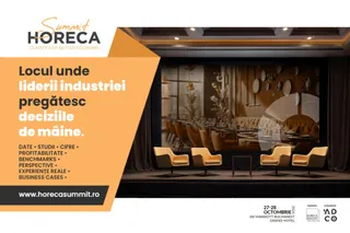 Un afiș publicitar cu text portocaliu și negru pe un fundal care prezintă o scenă de conferință cu scaune galbene și o imagine de restaurant.