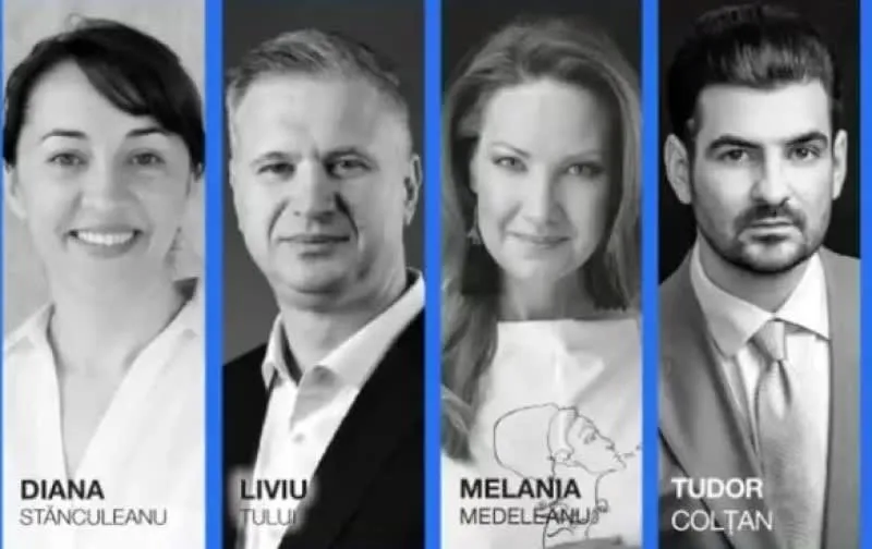 Patru portrete individuale de persoane, în alb-negru, sunt prezentate vertical pe fundal albastru, cu nume scrise sub fiecare față.