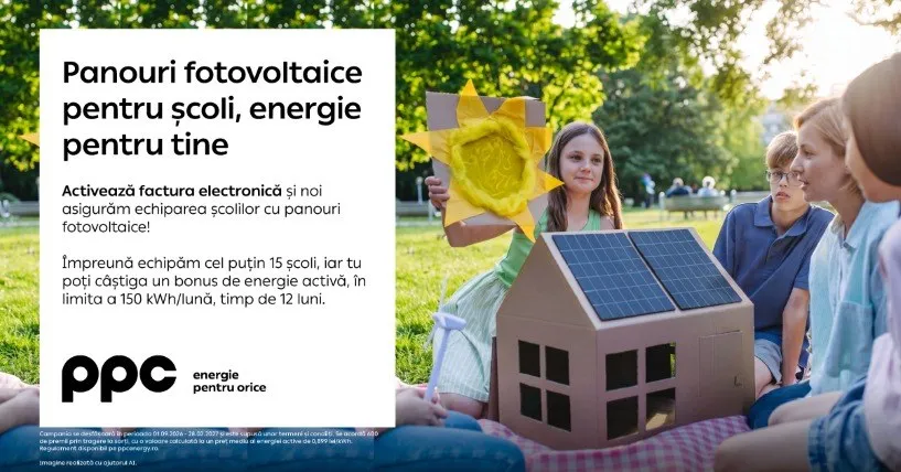 O fată ține un desen cu un soare galben lângă o machetă de casă cu panouri solare pe acoperiș, lângă alți copii în parc.