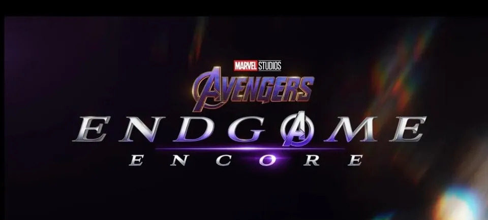 Textul titlului filmului Avengers Endgame Encore este afișat pe un fundal întunecat cu efecte de lumină colorată.