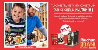 Un băiat zâmbește lângă o casă de jucărie, în timp ce un bărbat cu cască albă stă lângă structuri de lemn pe un fundal roșu cu text.