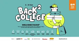 O ilustrație pe fundal turcoaz prezintă un personaj cu șapcă purtând cutii și o sacoșă, alături de textul Back 2 College și diverse pictograme.