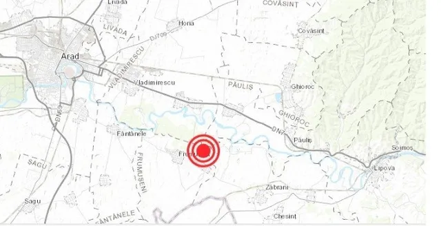 O hartă topografică prezintă un cerc roșu concentric suprapus pe o zonă de câmpie lângă un râu.