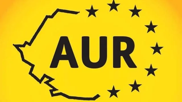 Un logo negru pe un fundal galben reprezintă conturul unei hărți lângă un cerc format din opt stele.