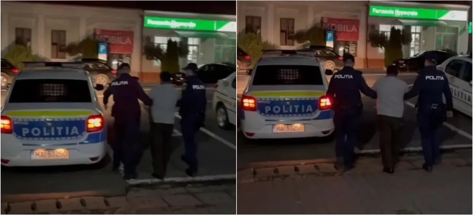 Trei bărbați stau lângă o mașină de poliție albastră și albă pe un drum asfaltat, în fața unor clădiri iluminat noaptea.