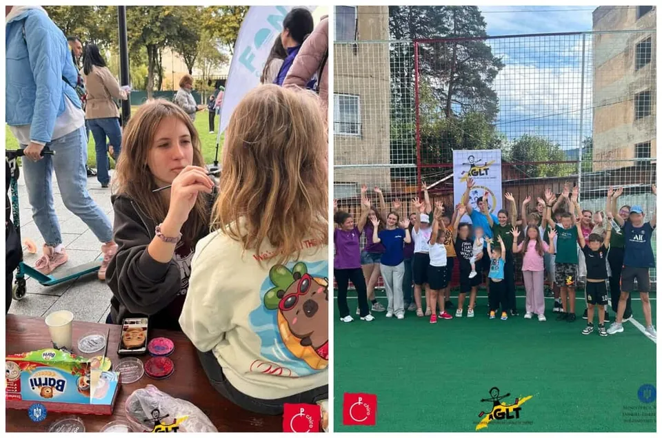 Un grup de copii și tineri stă pe un teren de sport verde cu brațele ridicate, în fața unei plase de metal.