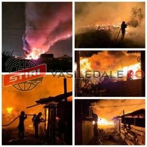 Un colaj de fotografii nocturne arată flăcări mari, fum dens și siluete de persoane care folosesc furtunuri pentru stingerea unui incendiu.