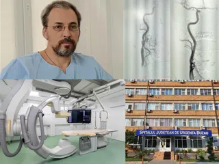 Un bărbat cu ochelari poartă halat albastru, lângă imagini medicale ale unor vase și o clădire cu ferestre și un panou albastru.