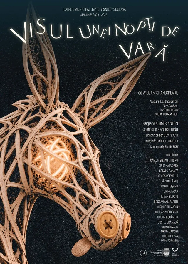 Un poster prezintă o sculptură din rădăcini și ramuri în formă de cap de măgar pe un fundal negru.