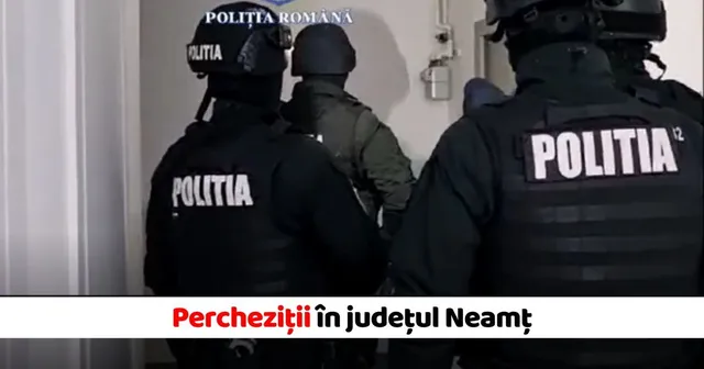 Patru persoane purtând uniforme negre și căști cu inscripția POLITIA stau cu spatele într-un spațiu interior cu un perete alb.