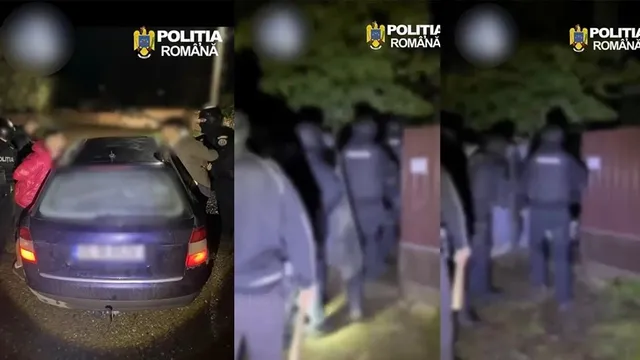 O mașină închisă la culoare este parcată pe un drum, în timp ce mai mulți oameni stau în apropiere pe timp de noapte.